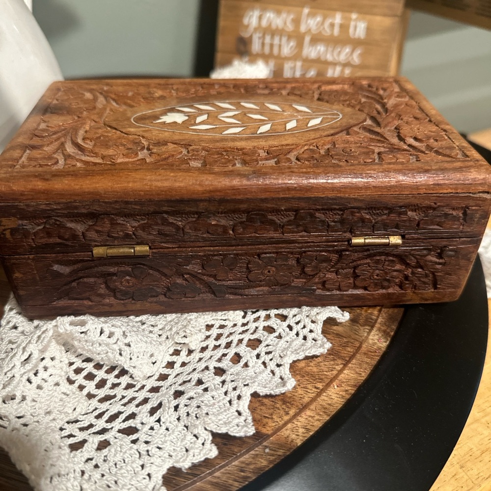 Vintage Handcrafted Wooden Box with Intricate Design - Picture 5 of 7